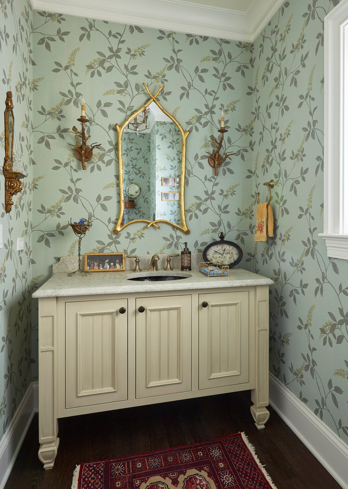 Modelo de aseo clásico con armarios tipo mueble, puertas de armario beige, paredes multicolor, suelo de madera oscura, lavabo bajoencimera y encimeras beige