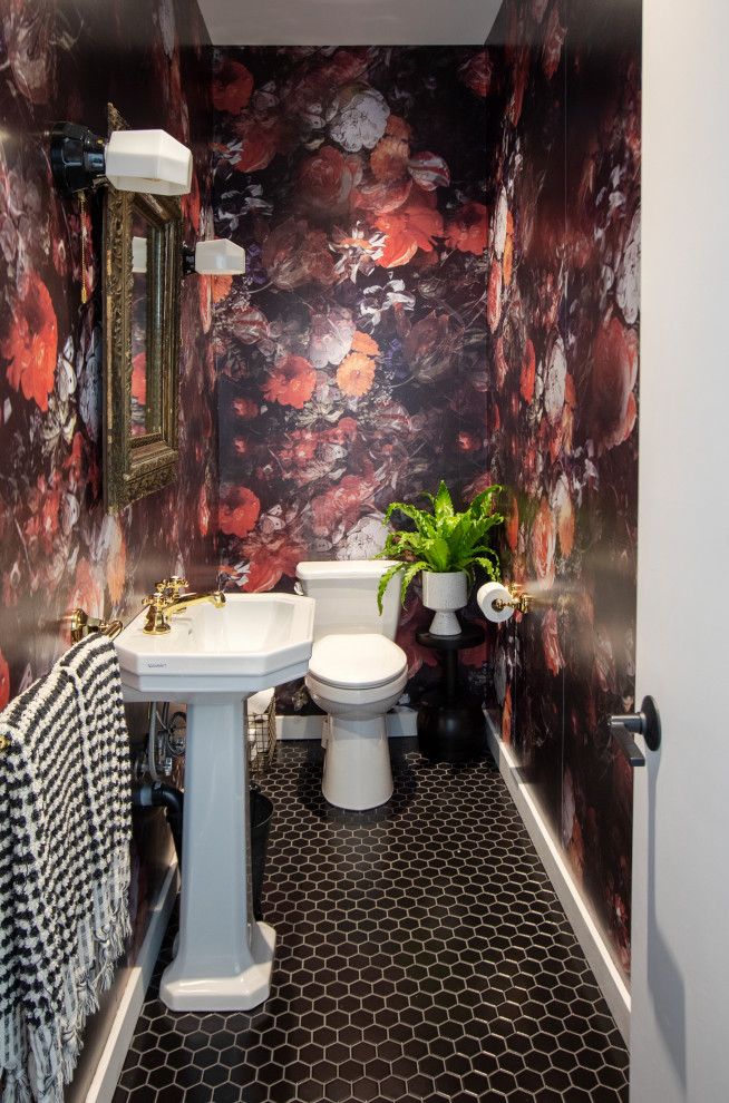 Aménagement d'un WC et toilettes contemporain avec un mur multicolore, un sol en carrelage de terre cuite, un lavabo de ferme, un sol noir et du papier peint.