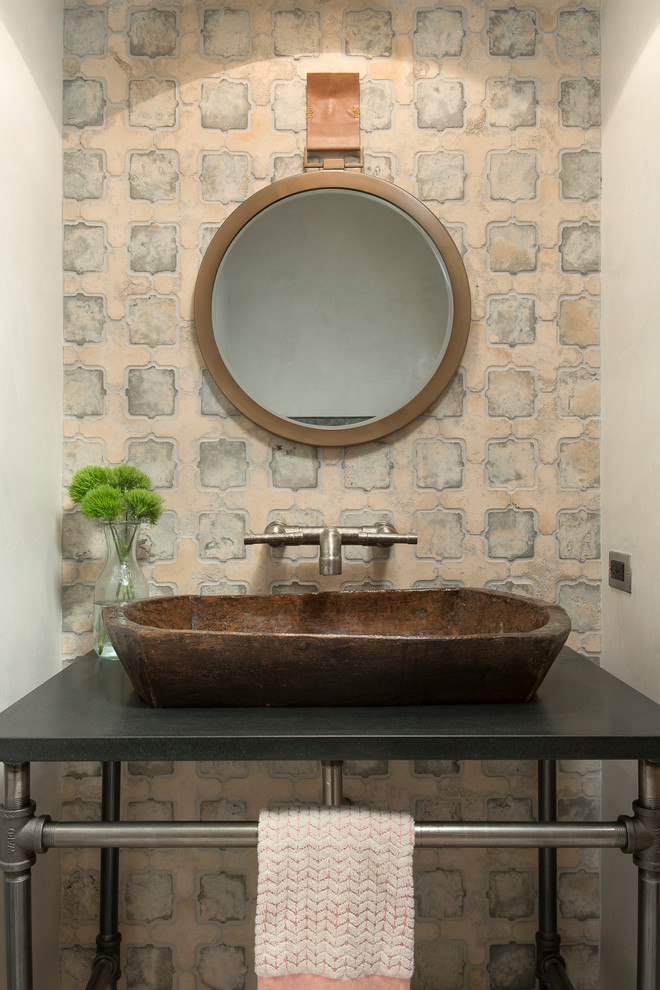 Foto di un piccolo bagno di servizio country con nessun'anta, piastrelle blu, piastrelle in pietra, pareti beige, lavabo a bacinella e top in granito