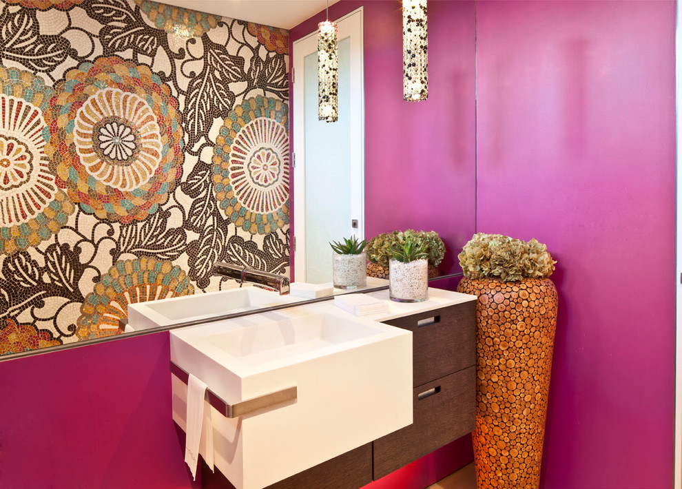 Foto de aseo actual con lavabo suspendido, armarios con paneles lisos, puertas de armario de madera en tonos medios, paredes rosas y encimeras blancas