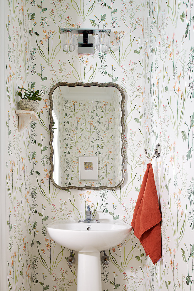 Стильный дизайн: маленький туалет в стиле неоклассика (современная классика) с раковиной с пьедесталом и обоями на стенах для на участке и в саду - последний тренд