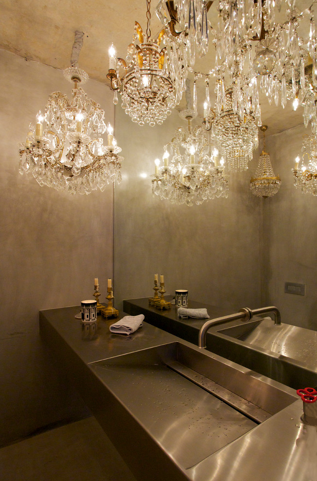 Esempio di un bagno di servizio design con top in acciaio inossidabile, lavabo integrato e pareti grigie