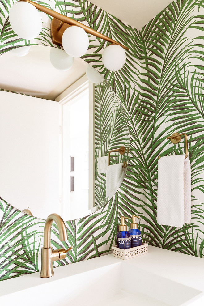 Inspiration pour un petit WC et toilettes vintage en bois brun avec un placard en trompe-l'oeil, un mur vert, un sol en travertin, un lavabo intégré, un plan de toilette en surface solide, un sol beige et un plan de toilette blanc.