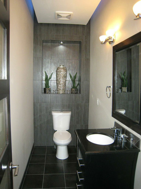 Idéer för ett mellanstort modernt toalett, med ett undermonterad handfat, släta luckor, skåp i mörkt trä, bänkskiva i kvarts, en toalettstol med separat cisternkåpa, svart kakel, keramikplattor, vita väggar och klinkergolv i keramik