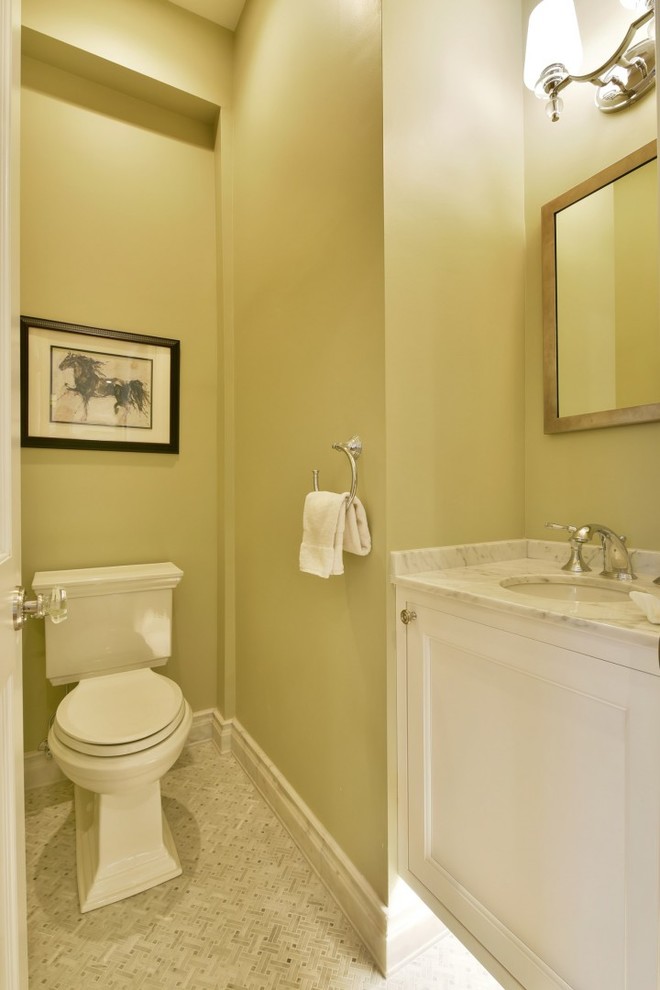 Aménagement d'un petit WC et toilettes victorien avec un placard à porte affleurante, des portes de placard blanches, WC séparés, un carrelage gris, mosaïque, un mur vert, un sol en marbre, un lavabo encastré et un plan de toilette en marbre.