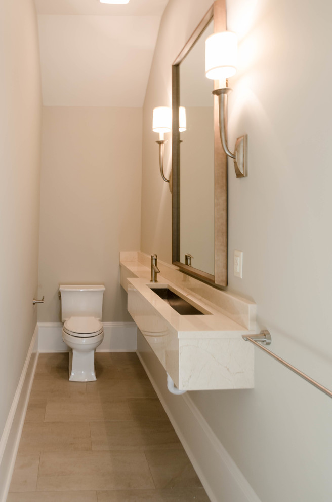 Réalisation d'un petit WC et toilettes tradition avec un mur gris, un sol en carrelage de porcelaine, une grande vasque et un plan de toilette en marbre.
