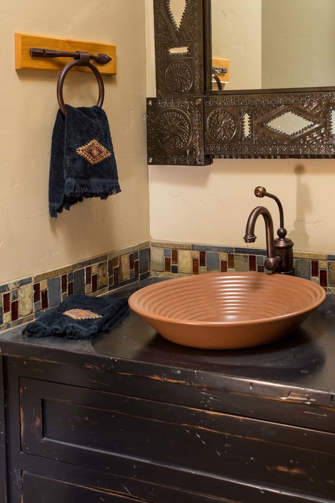 Kleine Rustikale Gästetoilette mit Schrankfronten im Shaker-Stil, schwarzen Schränken, beiger Wandfarbe, Aufsatzwaschbecken und Waschtisch aus Holz in Sonstige