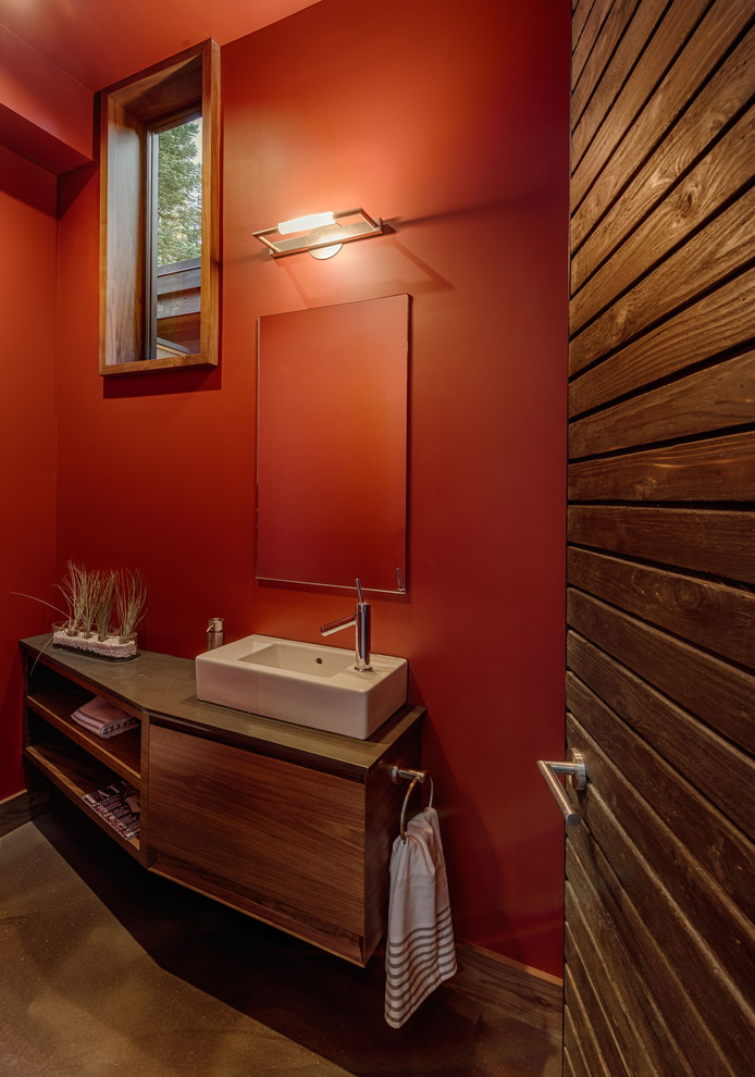 Moderne Gästetoilette mit Aufsatzwaschbecken, flächenbündigen Schrankfronten und hellbraunen Holzschränken in San Francisco