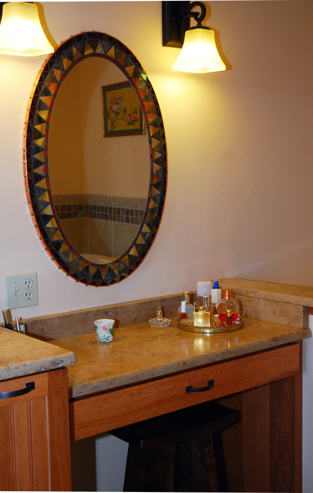 Foto på ett mellanstort rustikt toalett, med ett undermonterad handfat, släta luckor, skåp i mellenmörkt trä, granitbänkskiva, en toalettstol med separat cisternkåpa, beige kakel, keramikplattor, beige väggar och klinkergolv i keramik