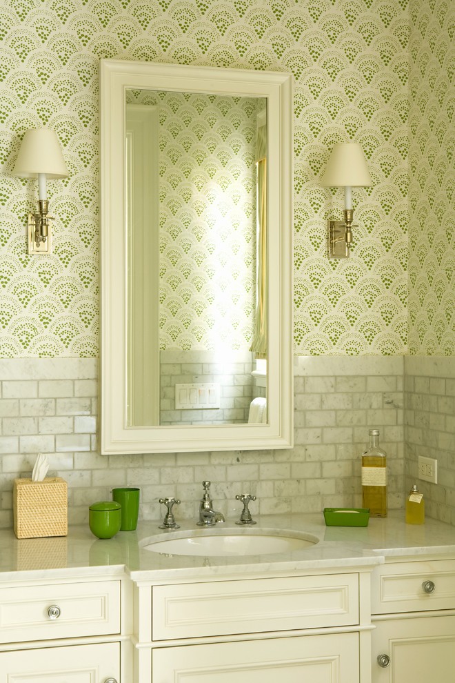 Пример оригинального дизайна: туалет в классическом стиле с фасадами с утопленной филенкой, белыми фасадами, серой плиткой и мраморной плиткой