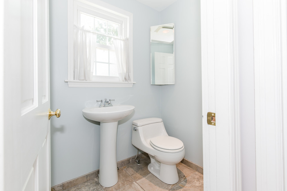 セントルイスにあるお手頃価格の小さなトランジショナルスタイルのおしゃれなトイレ・洗面所 (一体型トイレ	、茶色いタイル、セラミックタイル、グレーの壁、セラミックタイルの床、ペデスタルシンク、ベージュの床) の写真