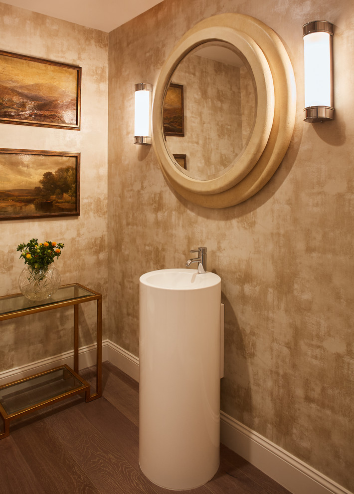Klassische Gästetoilette mit brauner Wandfarbe, Sockelwaschbecken und braunem Holzboden in Los Angeles