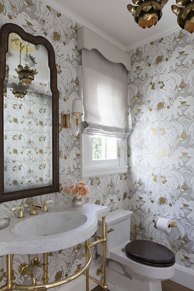 Esempio di un bagno di servizio tradizionale di medie dimensioni con WC monopezzo, pareti multicolore, pavimento in legno massello medio, lavabo a consolle, pavimento beige e top grigio