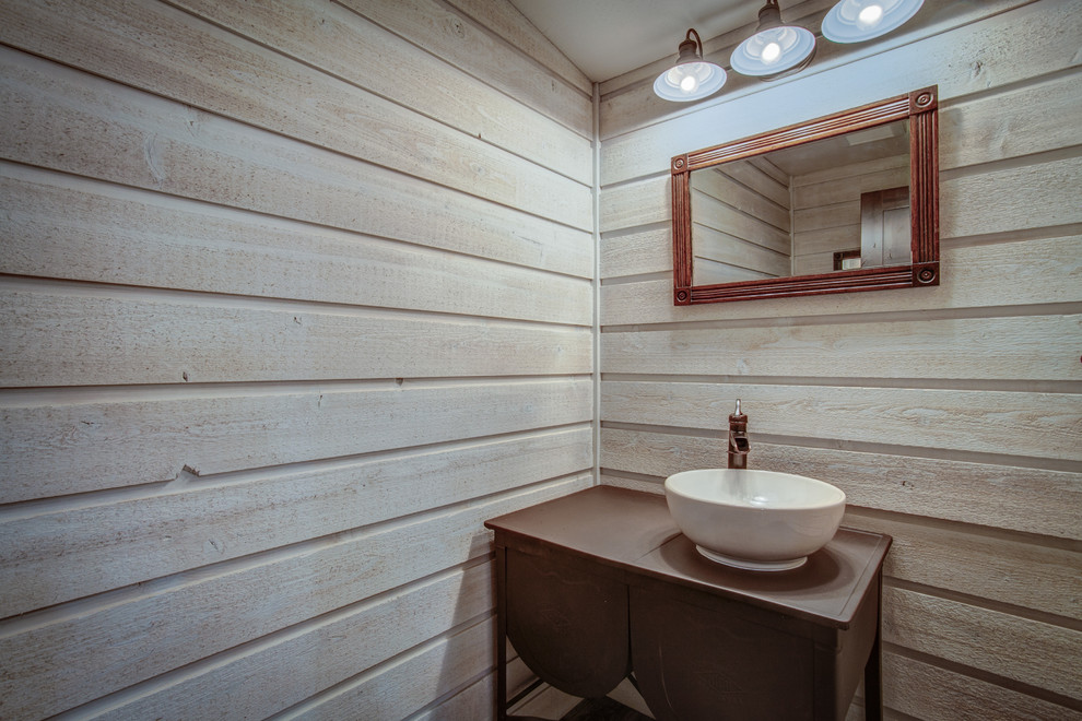 Mittelgroße Rustikale Gästetoilette mit Aufsatzwaschbecken und weißer Wandfarbe in Seattle