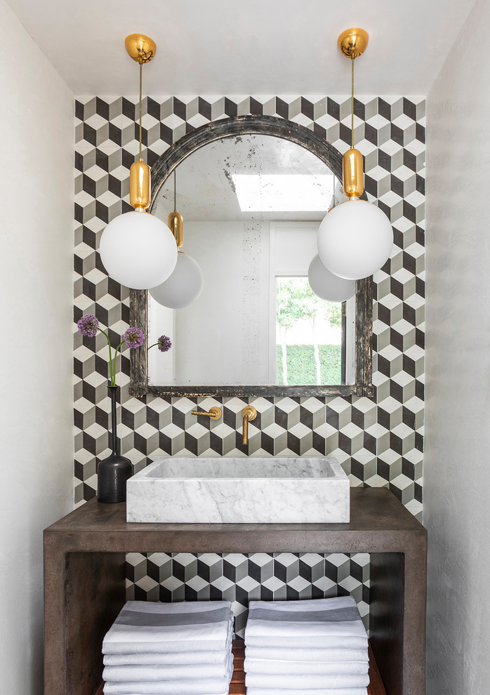 ヒューストンにあるコンテンポラリースタイルのおしゃれなトイレ・洗面所 (モノトーンのタイル、グレーの壁、ベッセル式洗面器) の写真