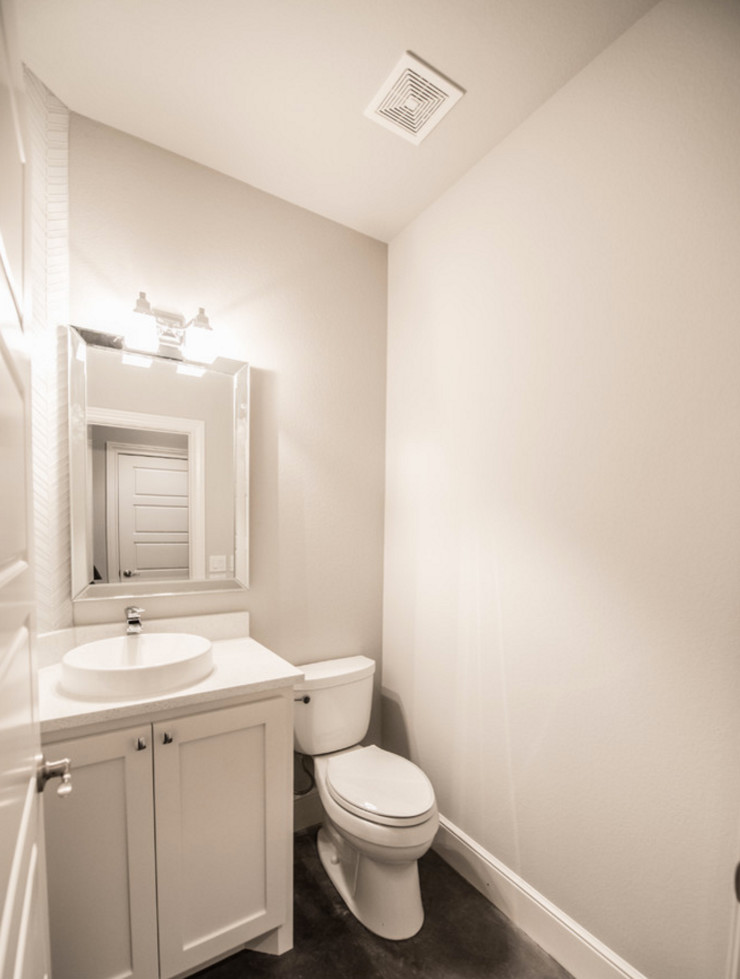 Idéer för att renovera ett litet amerikanskt toalett, med skåp i shakerstil, vita skåp, en toalettstol med separat cisternkåpa, vita väggar, betonggolv, ett fristående handfat och bänkskiva i akrylsten