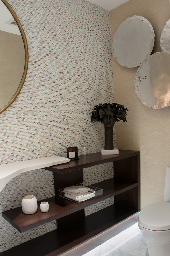 Idéer för ett mellanstort modernt toalett, med en toalettstol med hel cisternkåpa, beige kakel, mosaik, beige väggar, ett fristående handfat och marmorbänkskiva