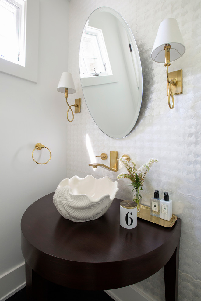 ニューヨークにあるトランジショナルスタイルのおしゃれなトイレ・洗面所 (白い壁、ベッセル式洗面器、木製洗面台、ブラウンの洗面カウンター) の写真