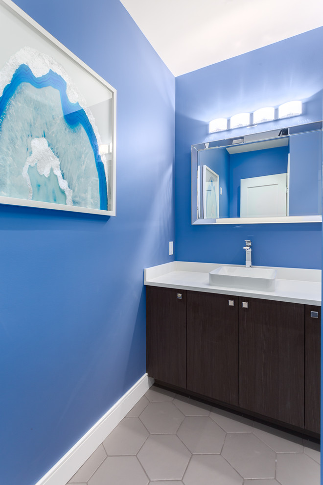 Свежая идея для дизайна: туалет среднего размера в стиле кантри с плоскими фасадами, темными деревянными фасадами, синими стенами, полом из керамической плитки, накладной раковиной, столешницей из кварцита и серым полом - отличное фото интерьера