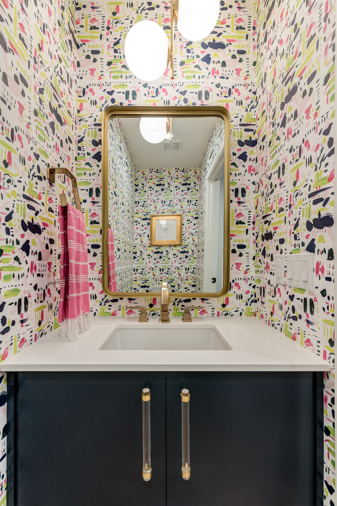 Moderne Gästetoilette mit flächenbündigen Schrankfronten, schwarzen Schränken, Unterbauwaschbecken und weißer Waschtischplatte in Austin