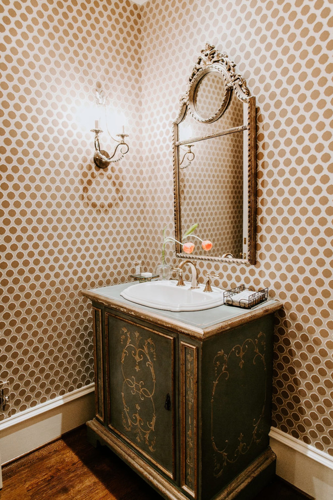 Klassische Gästetoilette mit verzierten Schränken, bunten Wänden, dunklem Holzboden, Einbauwaschbecken und braunem Boden in Baltimore