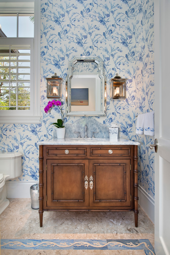 Foto på ett litet tropiskt vit toalett, med möbel-liknande, skåp i mellenmörkt trä, en toalettstol med separat cisternkåpa, flerfärgade väggar, klinkergolv i keramik, ett undermonterad handfat och marmorbänkskiva