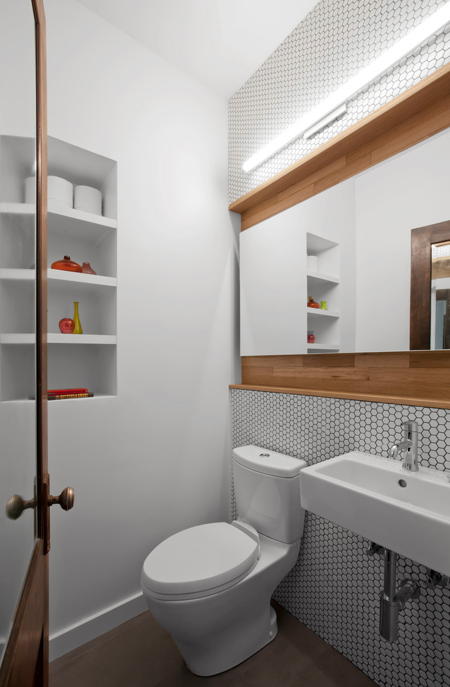 Kleine Moderne Gästetoilette mit Wandtoilette mit Spülkasten, weißen Fliesen, Mosaikfliesen, weißer Wandfarbe, Porzellan-Bodenfliesen, Wandwaschbecken und grauem Boden in Indianapolis