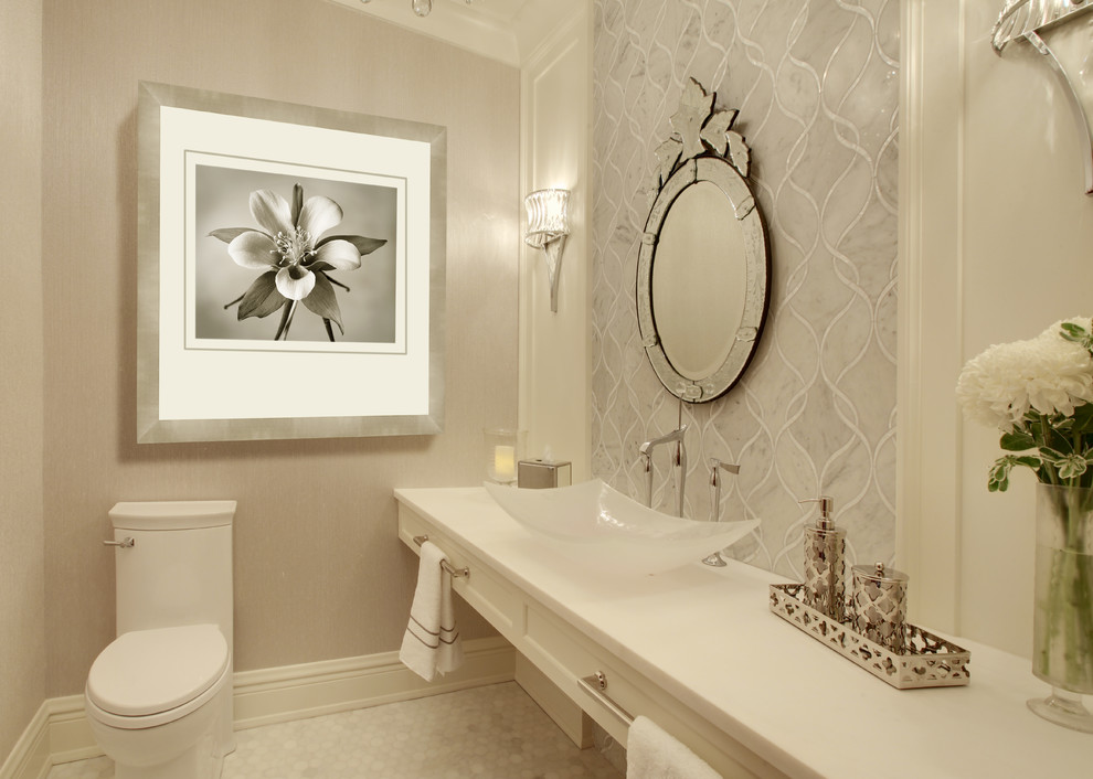 Cette image montre un petit WC et toilettes traditionnel avec un placard à porte shaker, des portes de placard blanches, WC séparés, un carrelage gris, un carrelage beige, un mur gris, un sol en carrelage de terre cuite, une vasque, du carrelage en marbre et un plan de toilette blanc.