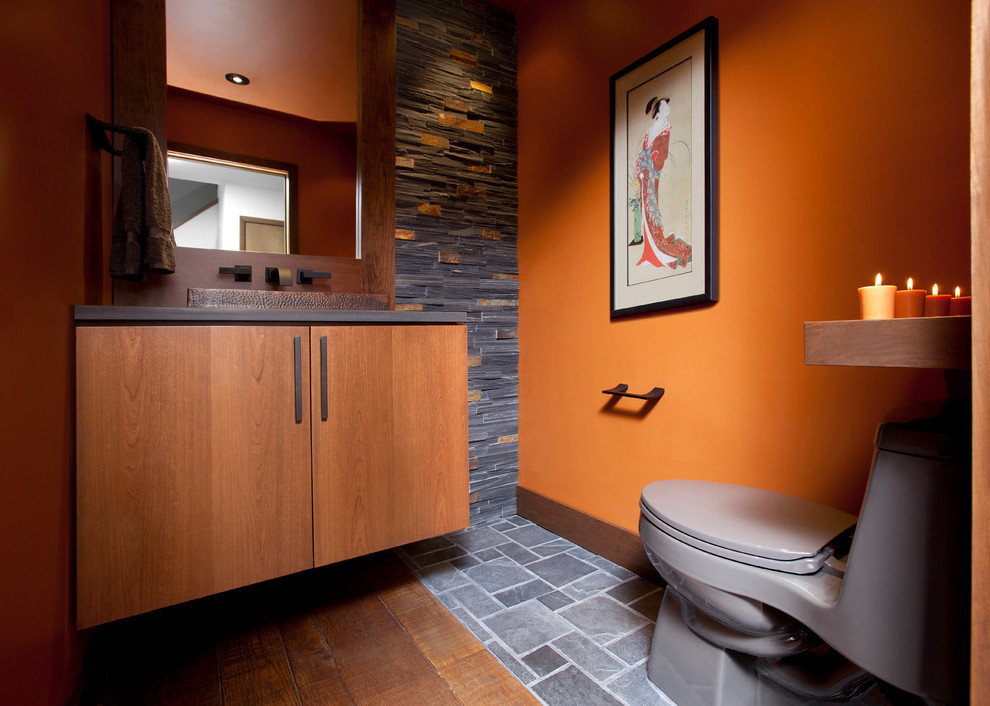 Foto på ett funkis toalett, med skifferkakel