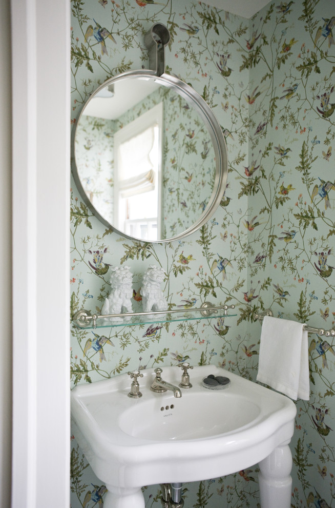 На фото: туалет в классическом стиле с консольной раковиной и зелеными стенами с