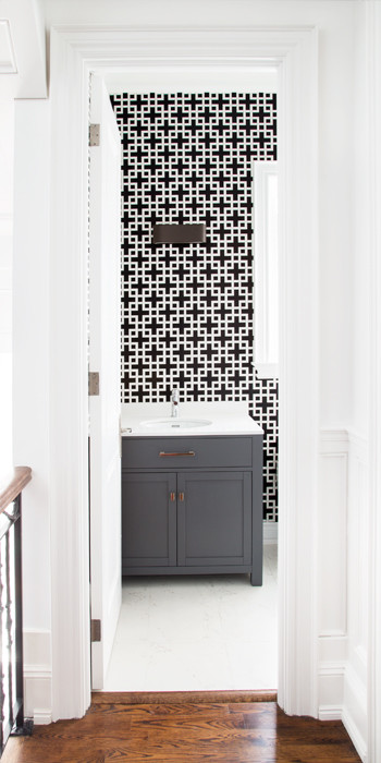 Esempio di un bagno di servizio contemporaneo di medie dimensioni con consolle stile comò, ante grigie, pareti multicolore, pavimento in marmo, lavabo sottopiano e top in superficie solida