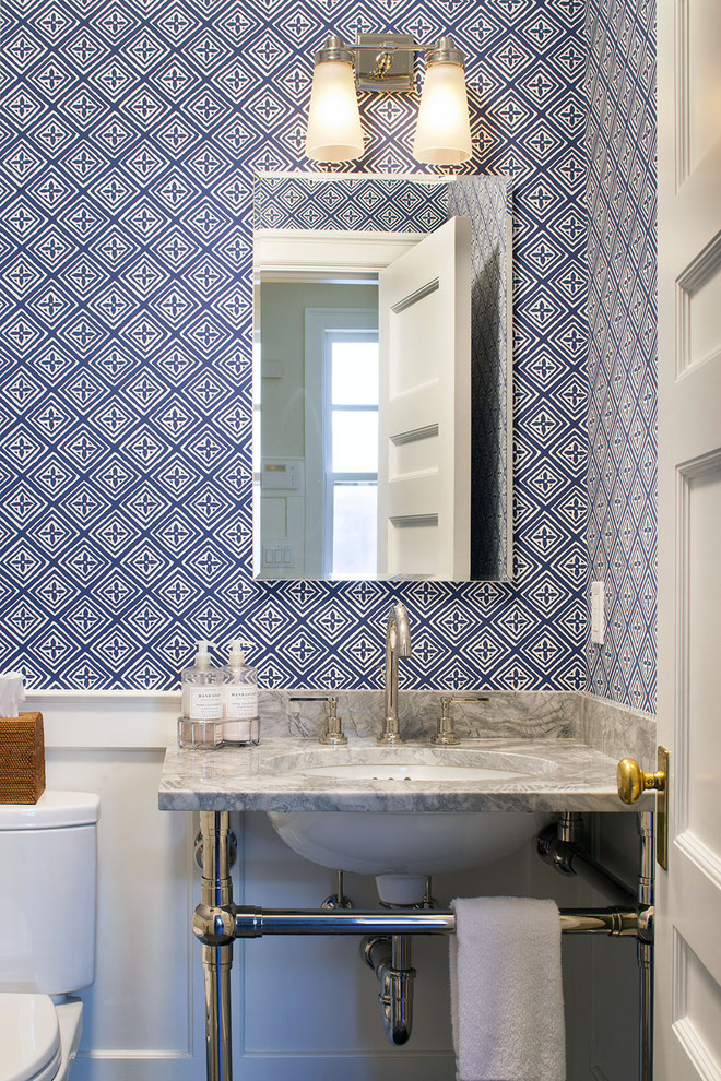 Imagen de aseo clásico renovado grande con lavabo bajoencimera, encimera de mármol, sanitario de dos piezas, baldosas y/o azulejos blancos, paredes azules y encimeras grises