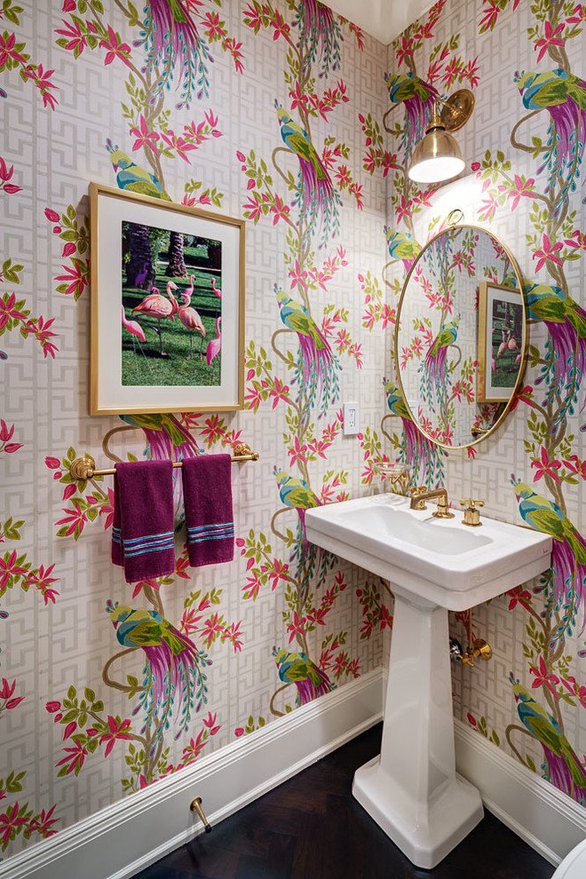 На фото: туалет в стиле фьюжн с разноцветными стенами, темным паркетным полом, раковиной с пьедесталом и коричневым полом с