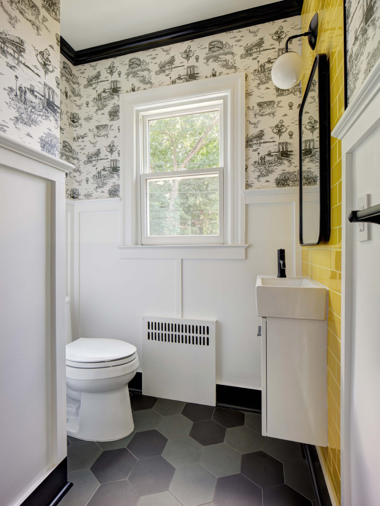 Cette image montre un petit WC et toilettes traditionnel avec un placard à porte plane, des portes de placard blanches, WC séparés, un carrelage jaune, des carreaux de céramique, un mur blanc, un sol en carrelage de porcelaine, un lavabo intégré, un sol gris, meuble-lavabo suspendu et du papier peint.