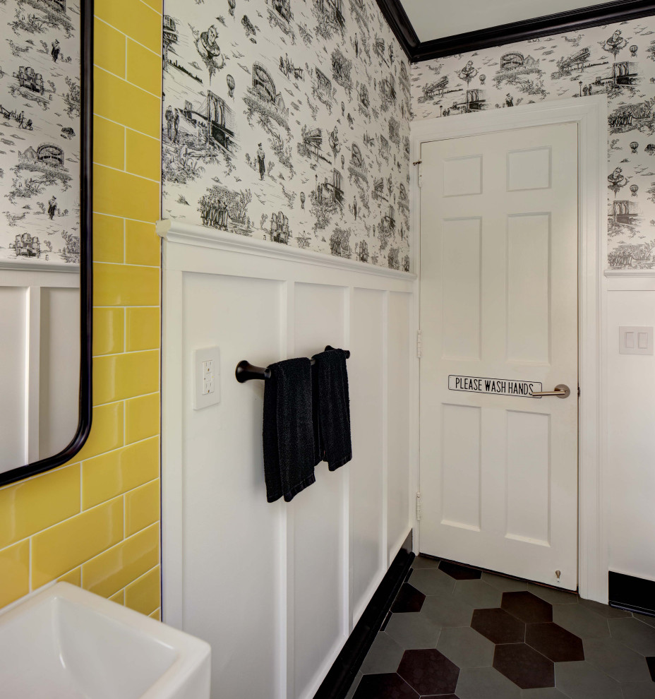 ニューヨークにあるお手頃価格の小さなモダンスタイルのおしゃれなトイレ・洗面所 (フラットパネル扉のキャビネット、白いキャビネット、分離型トイレ、黄色いタイル、セラミックタイル、白い壁、磁器タイルの床、一体型シンク、グレーの床、フローティング洗面台、壁紙) の写真