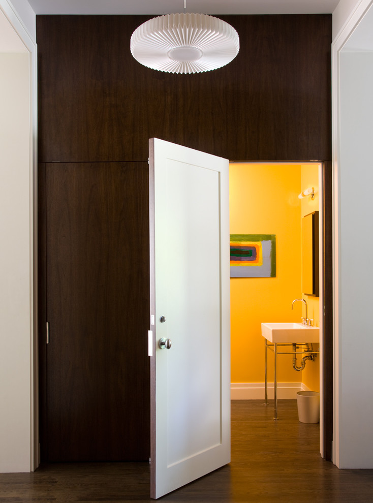 Стильный дизайн: туалет в современном стиле с консольной раковиной - последний тренд