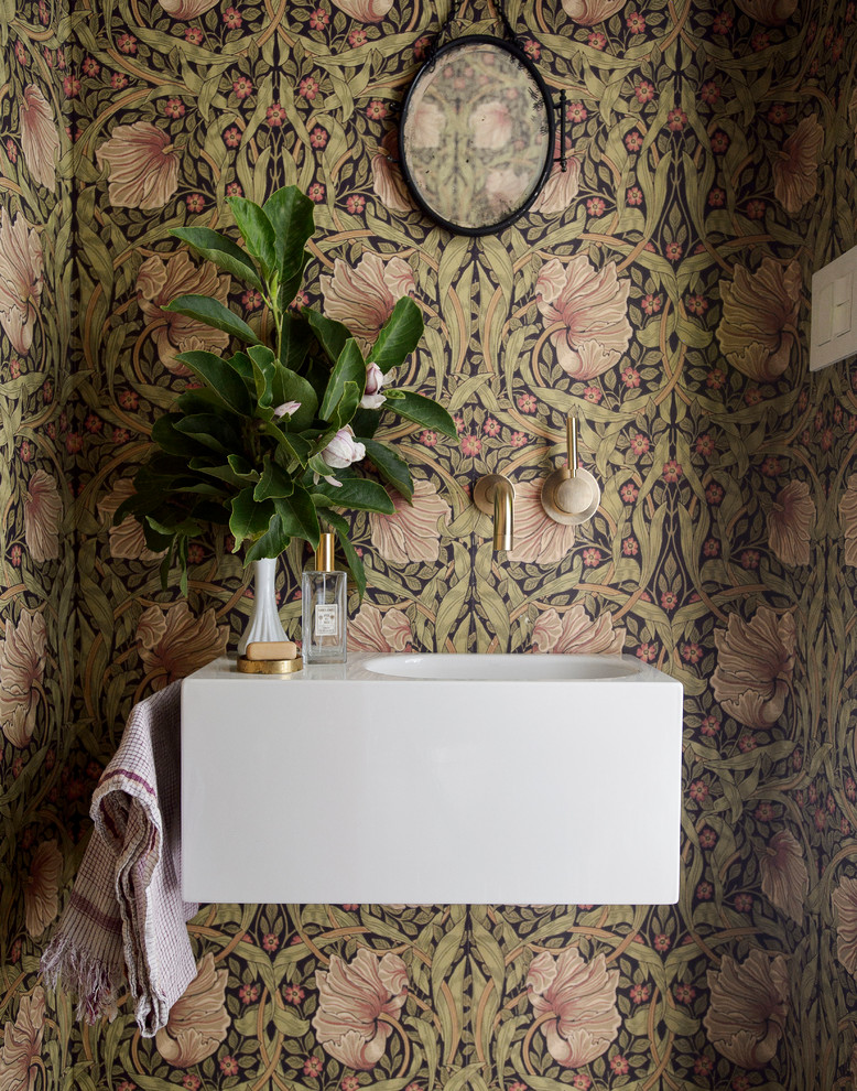 Foto di un bagno di servizio design con pareti multicolore e lavabo integrato