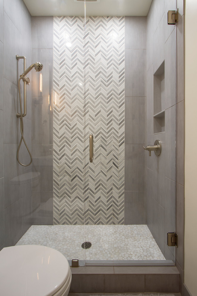 Exemple d'une petite salle de bain tendance avec un placard en trompe-l'oeil, des portes de placard grises, WC séparés, un carrelage gris, du carrelage en marbre, un mur gris, un sol en carrelage de porcelaine, une grande vasque, un plan de toilette en marbre, un sol gris et un plan de toilette gris.