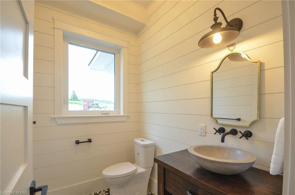 Ispirazione per un bagno di servizio stile rurale di medie dimensioni con ante in legno bruno, WC a due pezzi, pareti bianche, lavabo a bacinella, top in legno e top marrone