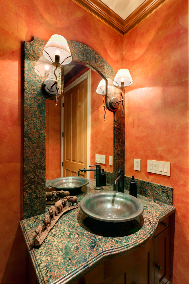 Foto di un bagno di servizio eclettico con lavabo a bacinella, ante in stile shaker e ante in legno bruno