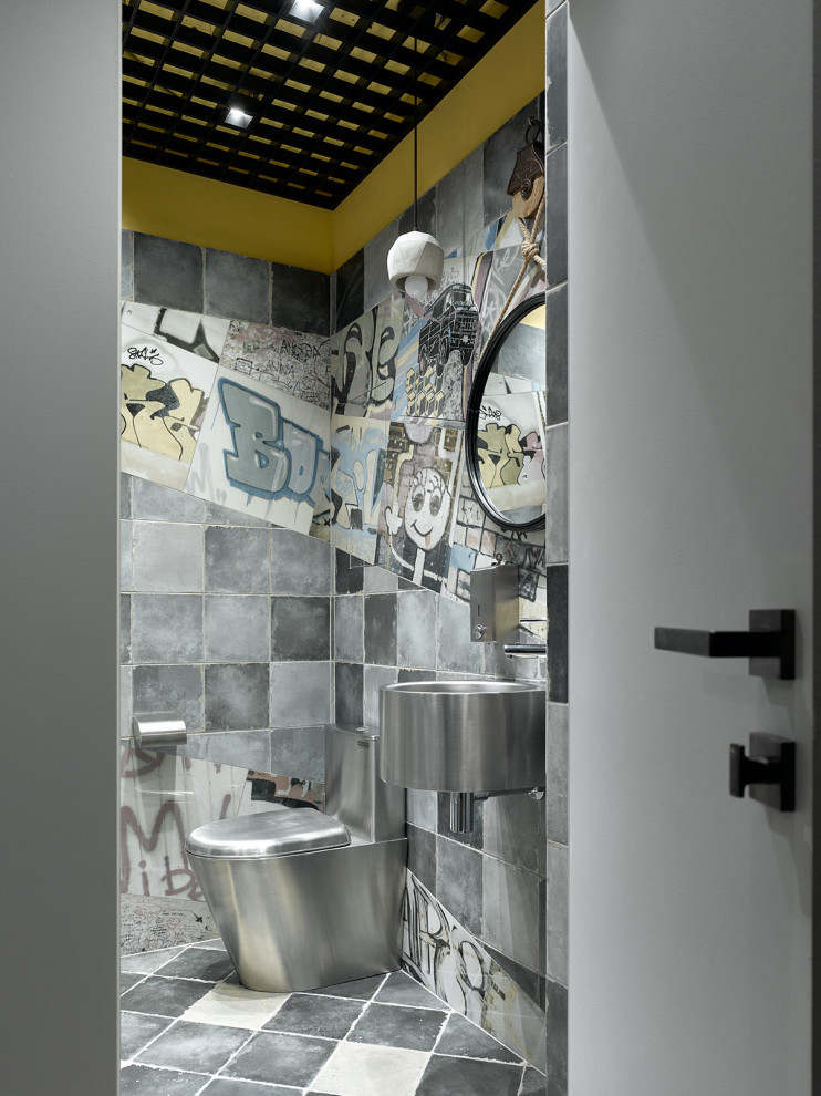 Ispirazione per un bagno di servizio industriale di medie dimensioni con WC a due pezzi, piastrelle multicolore e lavabo sospeso