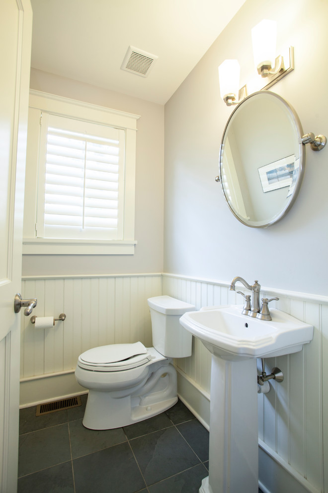 Immagine di un piccolo bagno di servizio design con lavabo a colonna, WC a due pezzi, pareti grigie e pavimento in ardesia