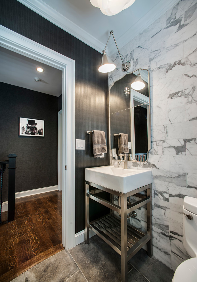 Imagen de aseo clásico renovado con armarios abiertos, paredes multicolor, lavabo integrado y suelo gris
