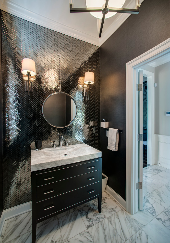 Klassisk inredning av ett grå grått toalett, med släta luckor, svarta skåp, svarta väggar, ett integrerad handfat, flerfärgat golv och svart kakel