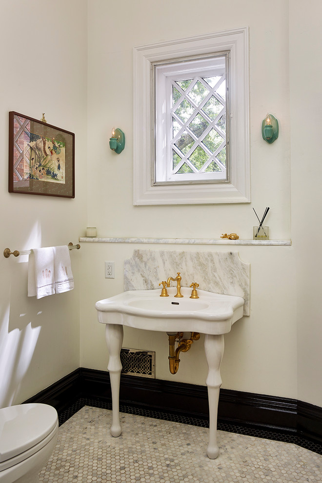 Exempel på ett mellanstort klassiskt toalett, med vita väggar, mosaikgolv, ett piedestal handfat, marmorbänkskiva och vitt golv