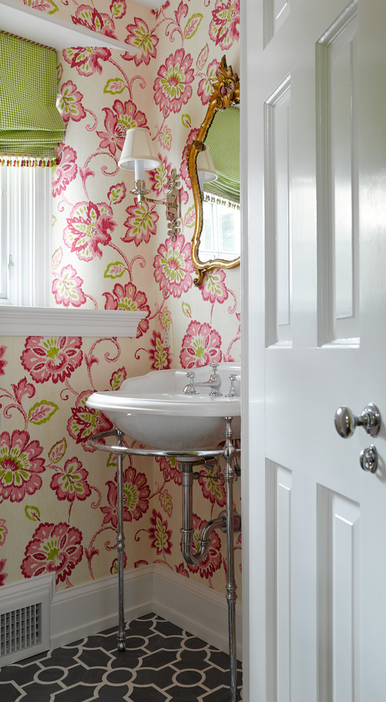 На фото: маленький туалет в классическом стиле с консольной раковиной и разноцветными стенами для на участке и в саду