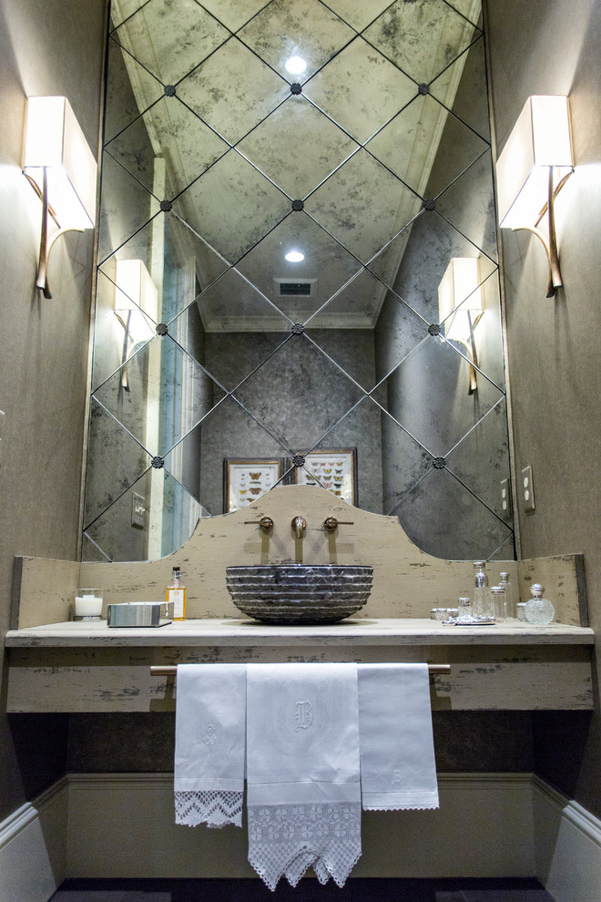 Große Klassische Gästetoilette mit Aufsatzwaschbecken, Schränken im Used-Look, Waschtisch aus Holz, Spiegelfliesen und grauer Waschtischplatte in Atlanta