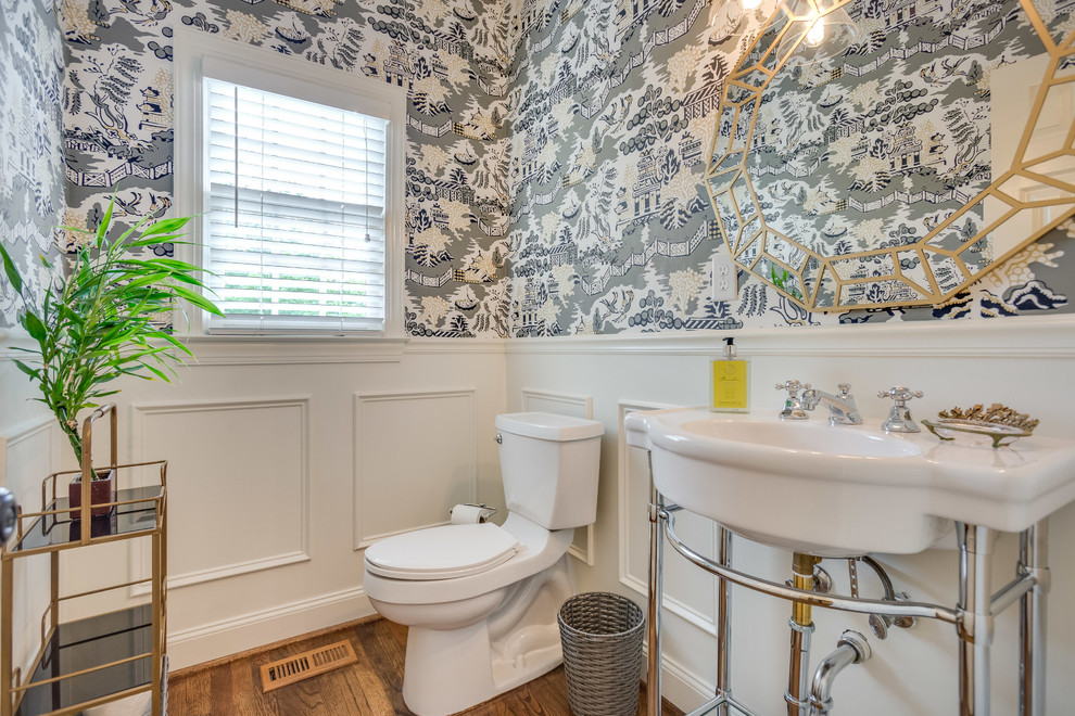 Foto di un bagno di servizio chic con WC a due pezzi, pareti multicolore, parquet scuro, lavabo a consolle e pavimento marrone