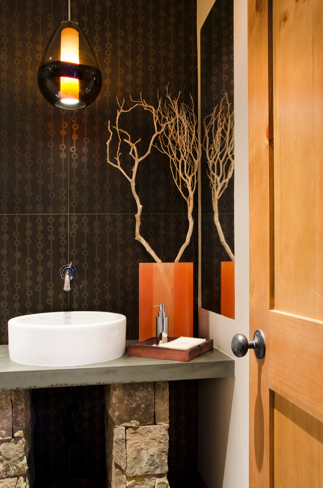 Свежая идея для дизайна: туалет в современном стиле с настольной раковиной, столешницей из бетона, коричневой плиткой, бежевыми стенами и серой столешницей - отличное фото интерьера