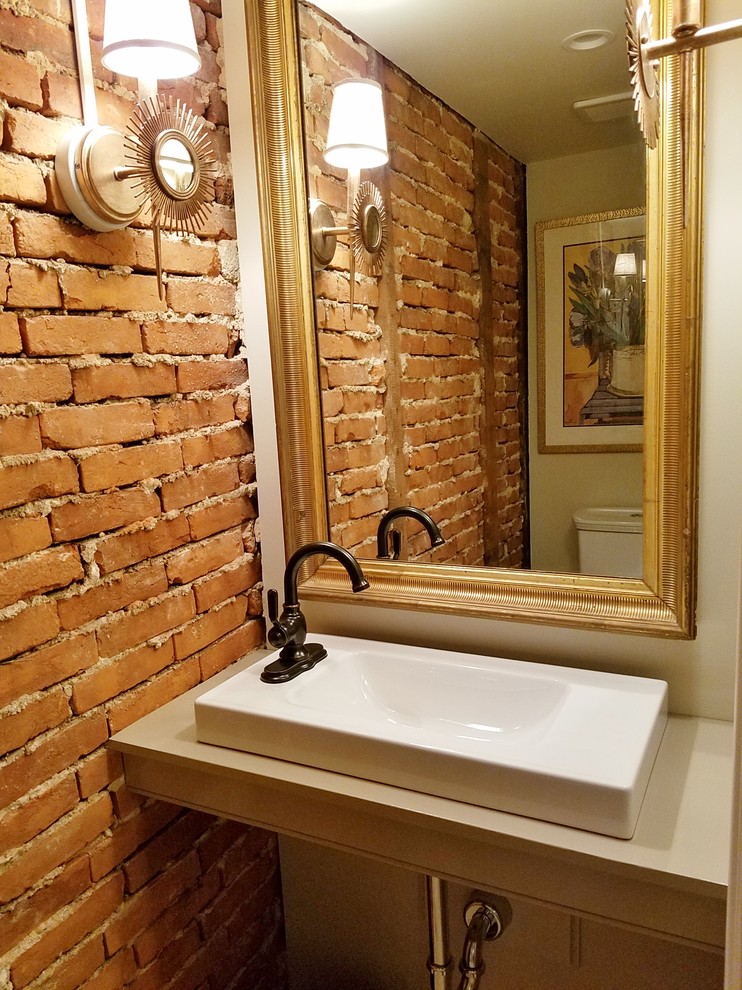 Kleine Landhausstil Gästetoilette mit Toilette mit Aufsatzspülkasten, grauer Wandfarbe, hellem Holzboden, Aufsatzwaschbecken, Waschtisch aus Holz und grauer Waschtischplatte in Philadelphia